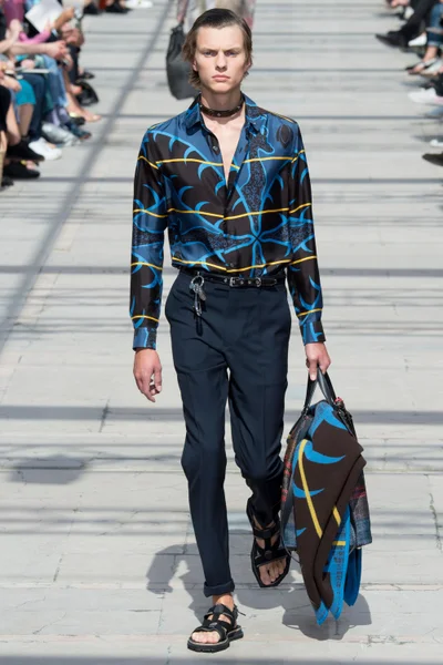 Look 18